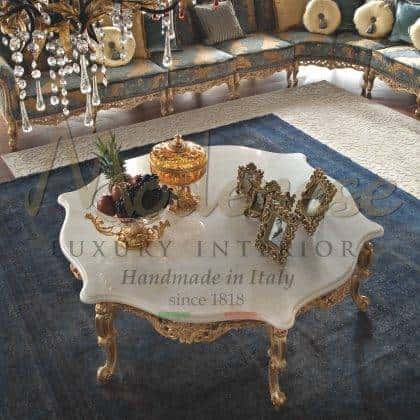 luxusní špičkový ručně vyráběný rafinovaný nefrit bílý vykládaný mramor masivní dřevo benátský barokní konferenční stolek v klasickém stylu elegantní vyrobený v Itálii nábytek řemeslně nejkvalitnější empírový viktoriánský barokní nábytek jedinečný styl nábytek na zakázku exkluzivní zlaté listové detaily povrchová úprava exklzivní design elegantní královské vily špičkový ornamentální dekor