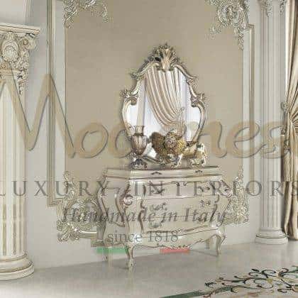 elegantní italský komodový nábytek stříbrná listová povrchová úprava detaily horní elegantní komoda klasická rafinovaná masivní dřevo vyrobeno v Itálii řemeslné zpracování barokní styl nábytku nadčasový benátský ručně vyráběný řemeslný exkluzvní luxusní empírový italský elegantní zrcadlo ve stříbrném provedení