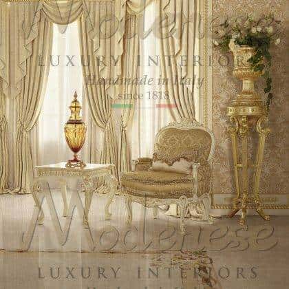 elegantní elegantní vzácný konferenční stolek italský design tkaniny vrchní mramor rafinované detaily zlatých listů luxusní sofistikovaný masivní dřevěný ručně yráběný nábytek luxusní královský palác exkluzivní bytový dekor