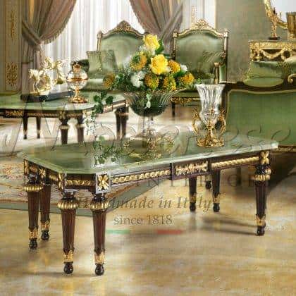 elegantní luxusní klasika vyrobená v Itálii řemeslná výroba nábytku sofistikovaný vyřezávaný konferenční stolek noha stolu z masivního dřeva řezby a detaily na zakázku rafinovaný vrchol mramor zelený onyx tradiční nábytek nápady majestání obývací pokoj drahý bohatý luxus nejlepší nábytek vyrobený v Itálii