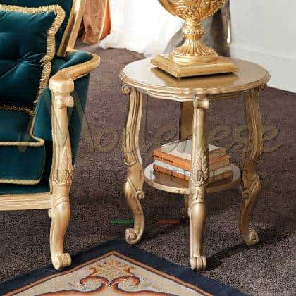 exkluzivní dřevěná deska z masivu dřevěný konferenční stolek zlatý list detaily přizpůsobení nábytku detaily povrchová úprava elegantní struktura konferenčního stolku benátský ručně vyráběn interiéry italský styl nábytek palác královská vila nábytek benátský styl