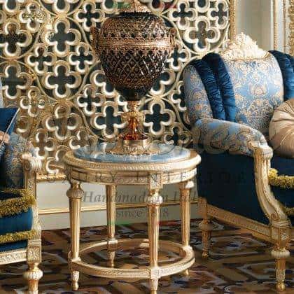 jedinečná majestátní bytová dekorace elegantní konferenční stolek zlaté plátkové detaily nábytek na míru francouzský vkus luxusní nápady klasický nábytek nadčasový design ručně vyráběný masivní dřevo vykládaný rafinovaný azul mramorový povrc nábytek italský design prvotřídní kvalita nábytku nábytek z masivu