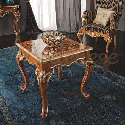 barokní královský konferenční stolek designový ručně vyráběný nábytek interiéry na míru luxusní vykládaná deska dřevěná zlatý list nejlepší italský luxusní nábytek rafinovaný designový stůl kvalitní obvací sestava klasický designový nábytek látky vyrobené v Itálii řemeslníci