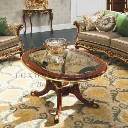 konferenční stolek z masivního dřeva luxusní klasický barokní styl elegantní noblesní zdobená povrchová úprava nápady pro interiér domácí dekorace luxusní deska konferenčního stolku vykládaná mramorem zlaté detaily povrchová úrava vily palácový dekor jedinečný vkus vytříbený styl vyrobeno v Itálii