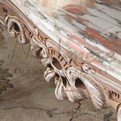 luxusní italský nábytek v benátském stylu ručně vyřezávané klasické rafinované konferenční stolky s deskou z růžového norského mramoru majestátní dekorace do obývacího pokoje z masivního dřeva nejvyššíkvality vyrobené v Itálii tradiční kolekce nábytku od italských řemeslníků
