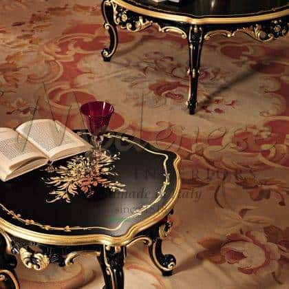 exkluzivní ruční malba vyřezávaný elegantní černý stůl elegantní detaily na zakázku rafinovaný zlatý list povrch nábytek kolekce luxusní italské řemesln ruční výroby špičkový opulentní italský design tradiční domácí nábytek